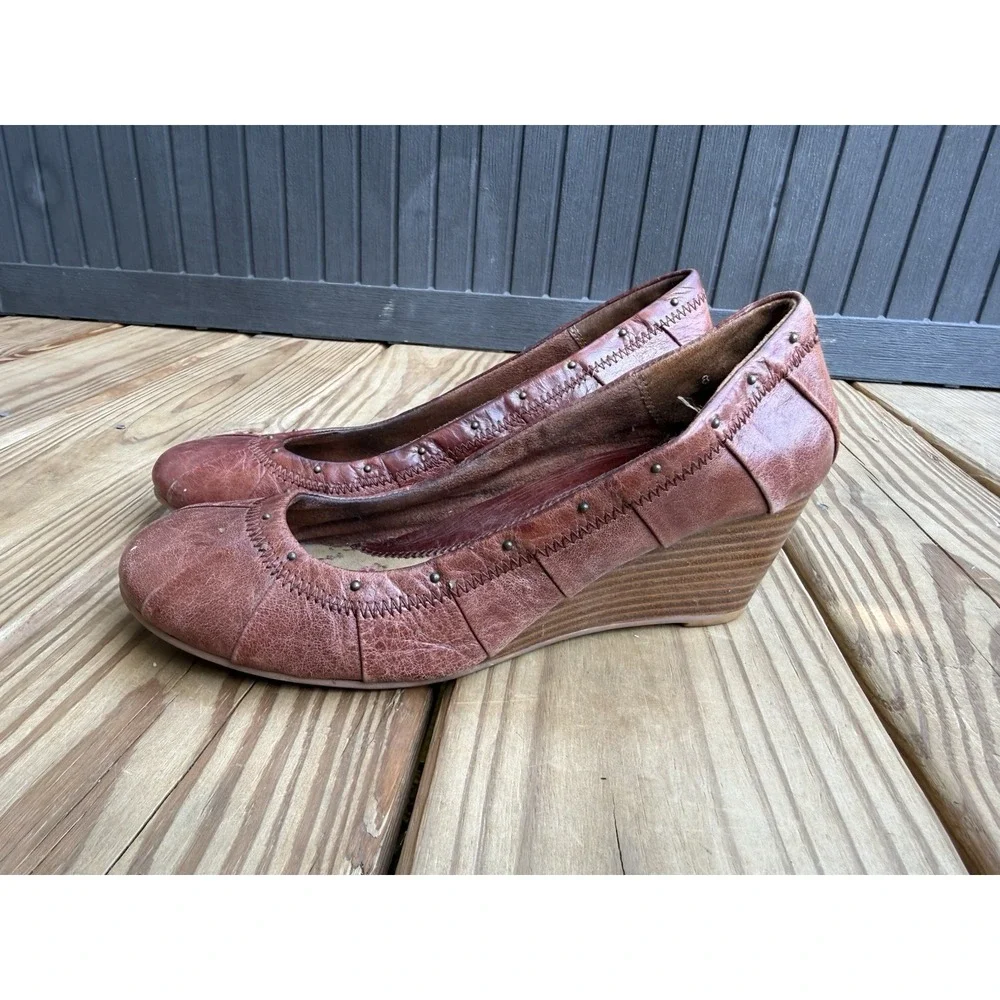 Vintage Y2K Seychelles Leather Wedge Pumps Size 8 Studded Trim Round Toe